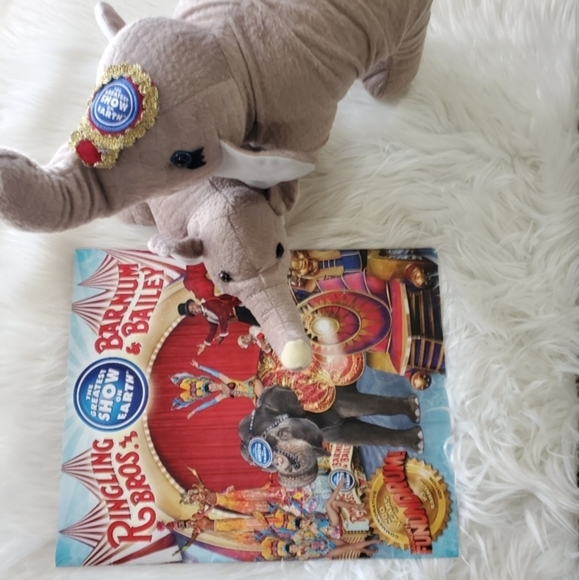 Barnum & Bailey Ringling Bros Circus Stuffed Plush Mother & Baby Elephant W Book - Picture 2 of 12